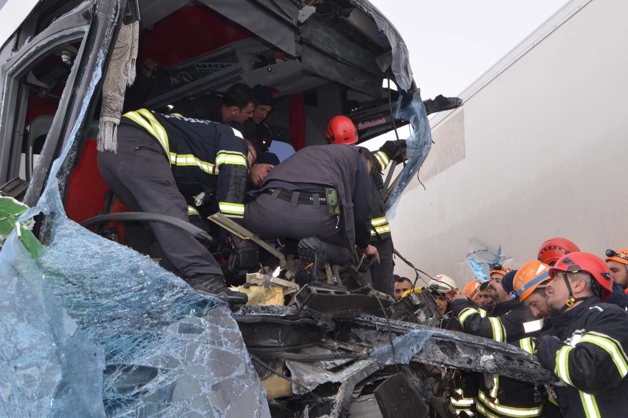 Sis ve buzlanma 11 aracı birbirine kattı! 20 yaralı var 1